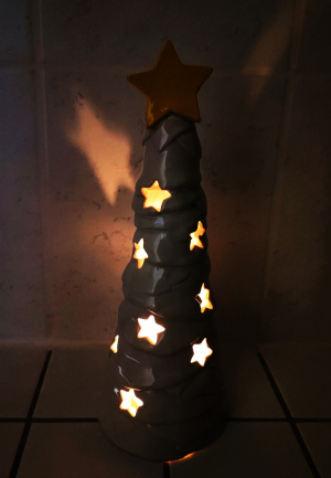 Photophore sapin dans la pénombre