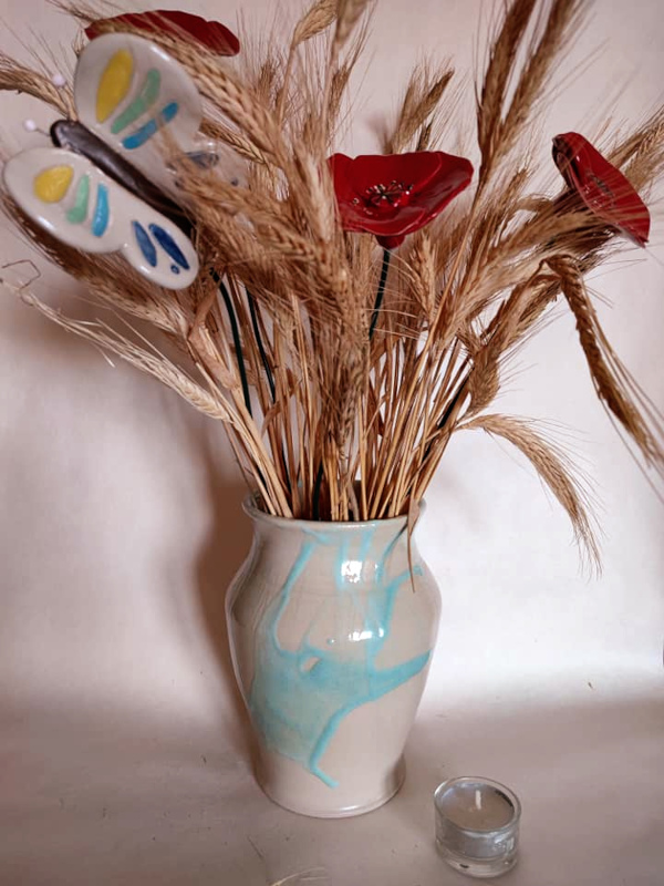 Vase (émail maison à base de cendre de cheminée, hauteur 18 cm), bouquet de fleurs et papillon